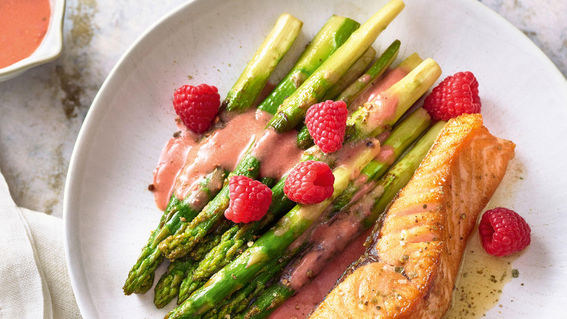 Für dieses Gericht werden grüne Spargelstangen bissfest gebraten und mit Himbeeren kombiniert - raffiniert, aber rasch zubereitet. Für dieses Gericht werden grüne Spargelstangen bissfest gebraten und mit Himbeeren kombiniert - raffiniert, aber rasch zubereitet.