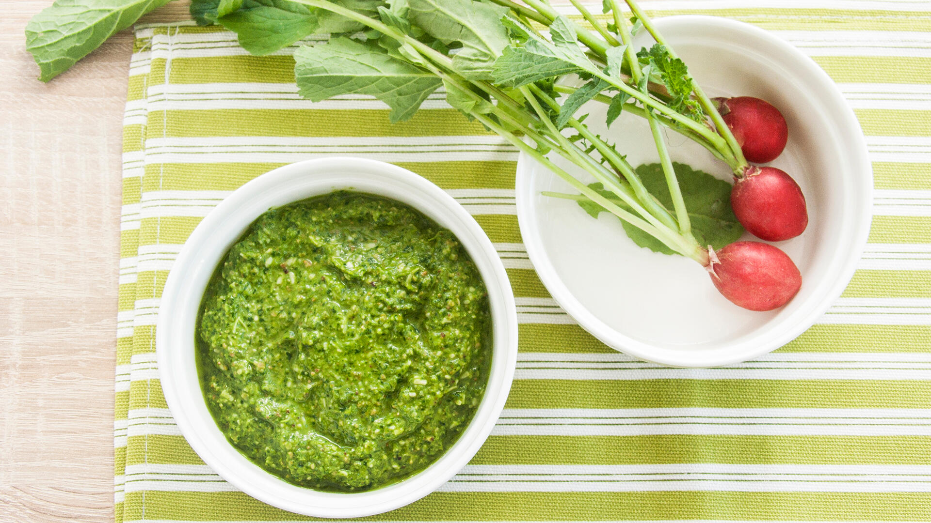 Radieschenblätter lassen sich auf vielfältige Art verwerten. Man kann aus ihnen zum Beispiel ein würziges Pesto machen. Radieschenblätter lassen sich auf vielfältige Art verwerten. Man kann aus ihnen zum Beispiel ein würziges Pesto machen.