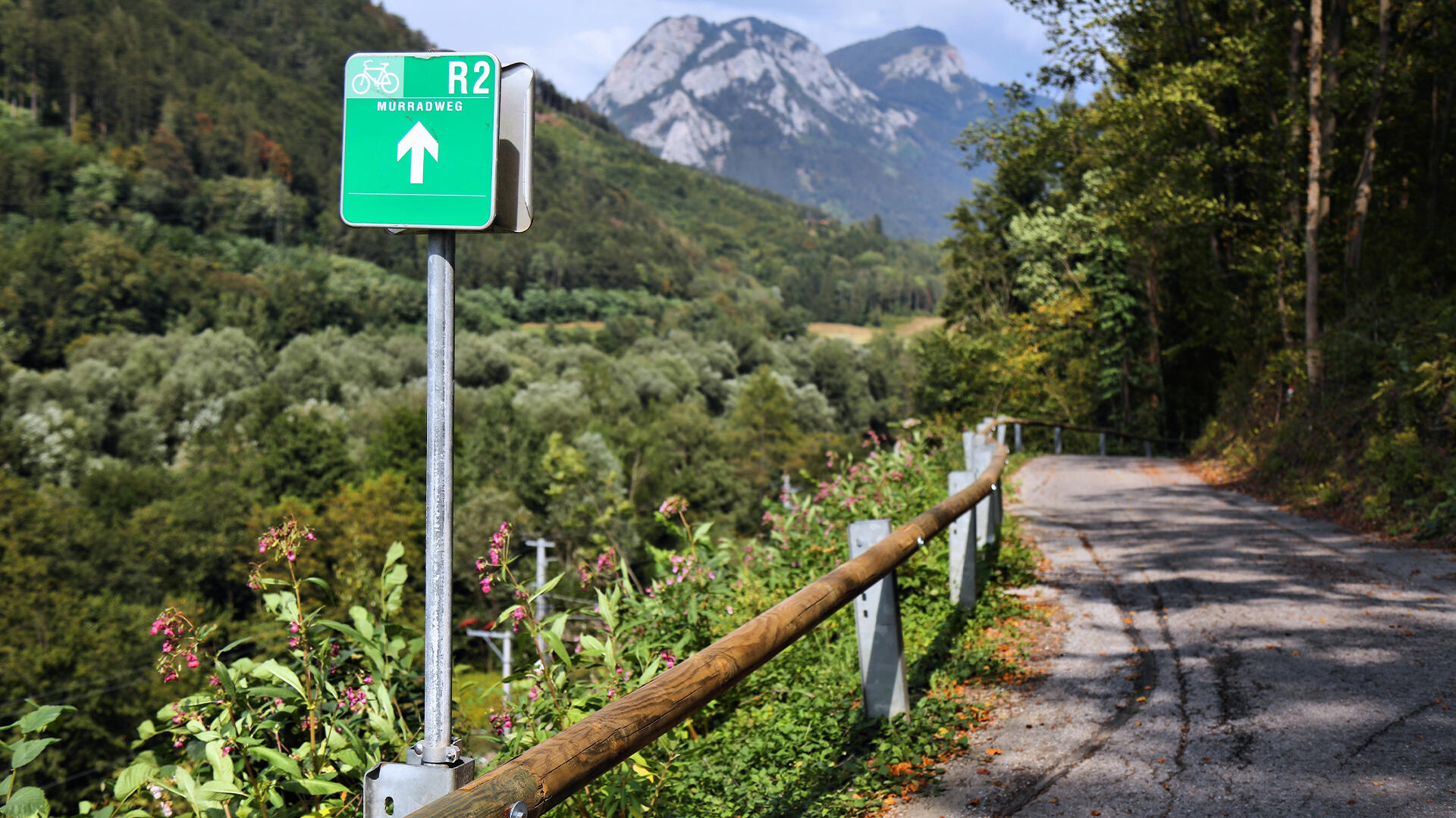 An der Mur entlang gibt es einen wunderschönen Radweg. An der Mur entlang gibt es einen wunderschönen Radweg.