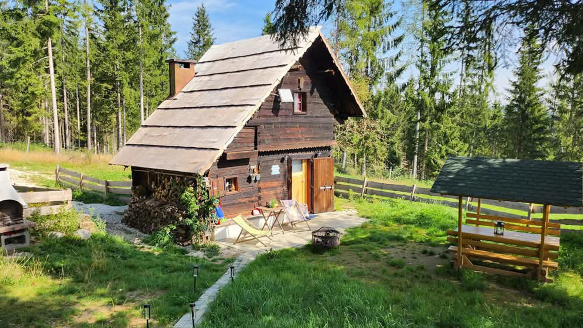 Die Waldbienenhütte ist eine ehemalige Sennhütte. Die Waldbienenhütte ist eine ehemalige Sennhütte.