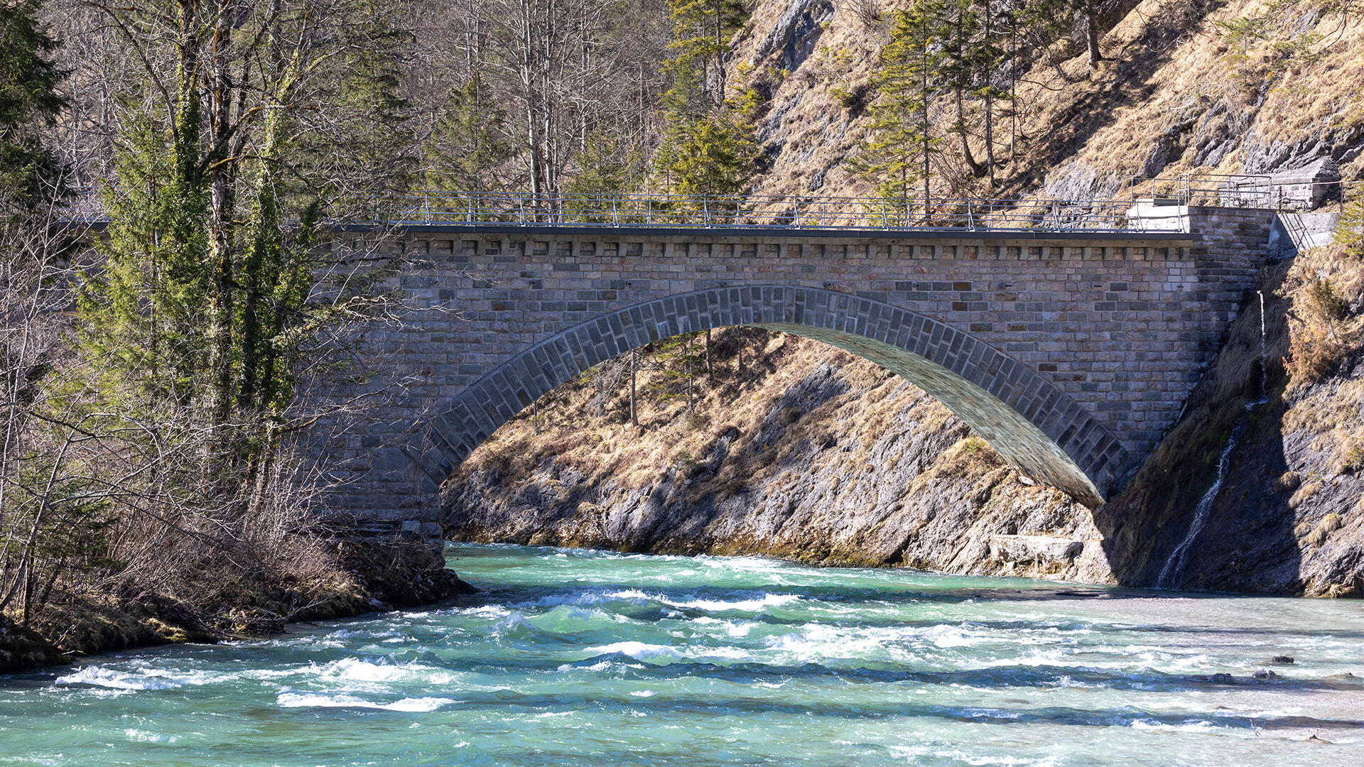 Auf der Salza lässt sich allerlei Wildwassersport erleben. Auf der Salza lässt sich allerlei Wildwassersport erleben.
