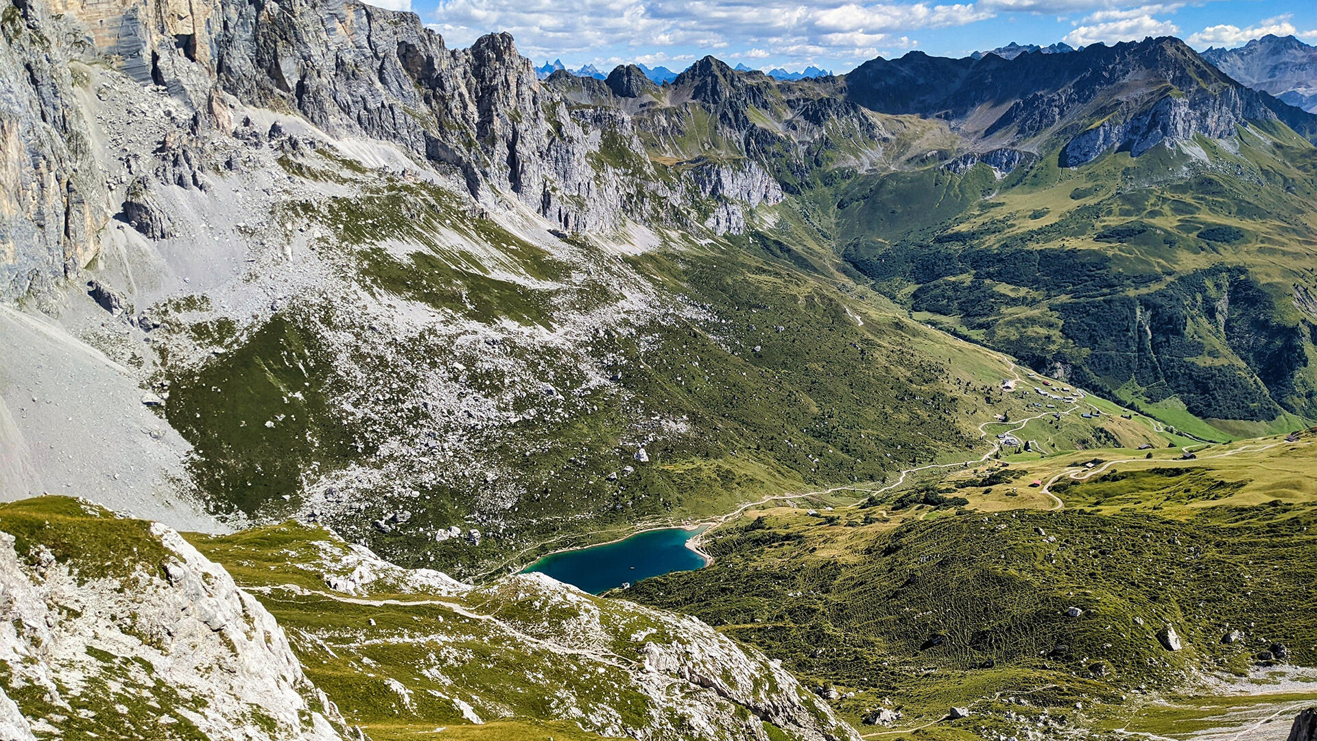 In der Schweiz kann man wandern, klettern und schwimmen.. In der Schweiz kann man wandern, klettern und schwimmen..
