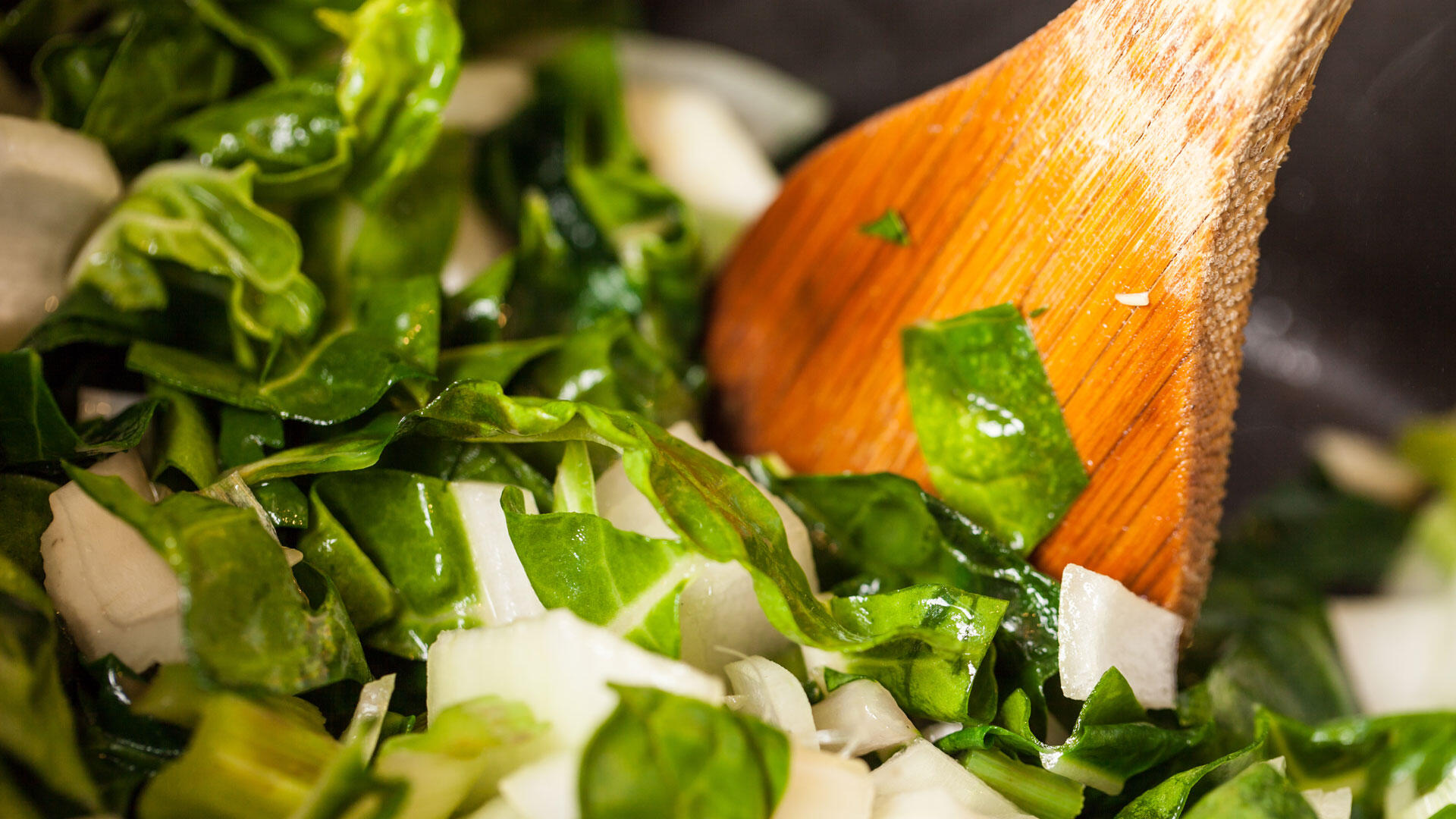 Frisch vom Markt oder aus dem eigenen Garten entfaltet Mangold ein unvergleichliches Aroma. Frisch vom Markt oder aus dem eigenen Garten entfaltet Mangold ein unvergleichliches Aroma.