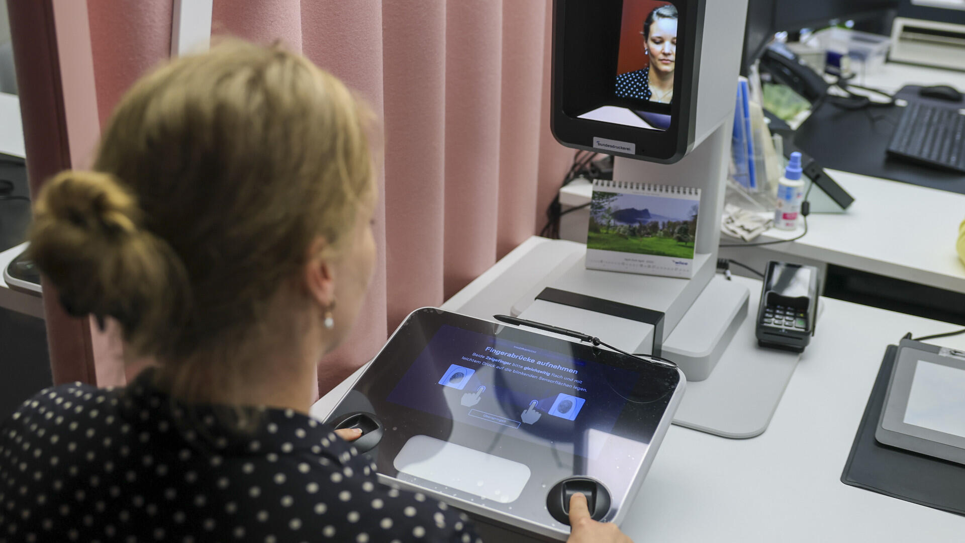 Für ein neues Ausweisdokument kann nun das erforderliche digitale Passbild direkt im Bürgeramt aufgenommen werden. Für ein neues Ausweisdokument kann nun das erforderliche digitale Passbild direkt im Bürgeramt aufgenommen werden.