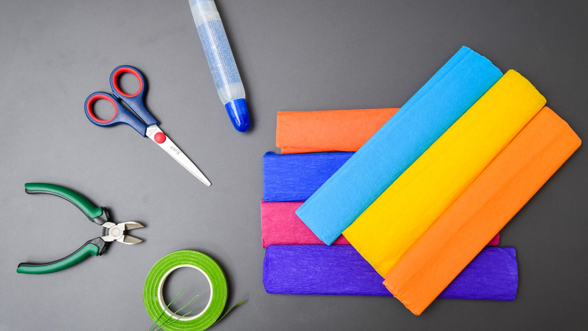 Für die DIY-Kreppblumen braucht man nur wenig Material. Für die DIY-Kreppblumen braucht man nur wenig Material.