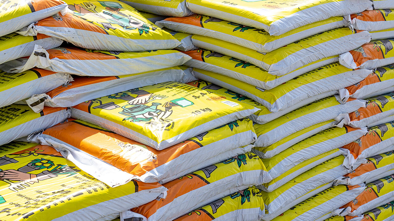 Blumenerde wird häufig in großen Säcken verkauft - da bleibt am Ende des Sommers schon mal etwas übrig Blumenerde wird häufig in großen Säcken verkauft - da bleibt am Ende des Sommers schon mal etwas übrig