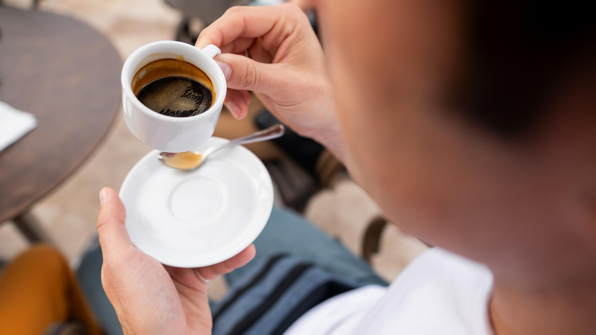 Ob Espresso, Cappuccino oder Filterkaffee: Um den "richtigen" Zeitpunkt zum Kaffeetrinken muss man sich laut Ernährungsmediziner Johannes Georg Wechsler keine Gedanken machen. Ob Espresso, Cappuccino oder Filterkaffee: Um den "richtigen" Zeitpunkt zum Kaffeetrinken muss man sich laut Ernährungsmediziner Johannes Georg Wechsler keine Gedanken machen.