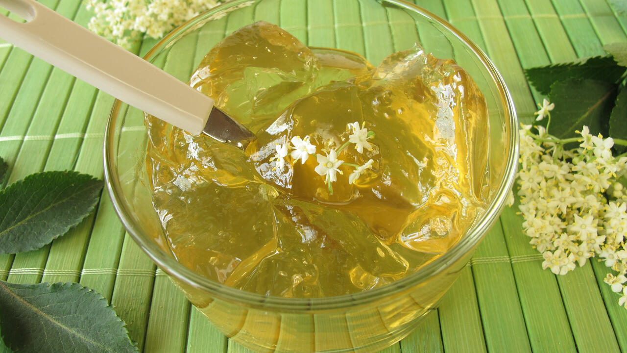 Holunderblütengelee schmeckt mit Apfel-, Orangen- oder Traubensaft. Holunderblütengelee schmeckt mit Apfel-, Orangen- oder Traubensaft.