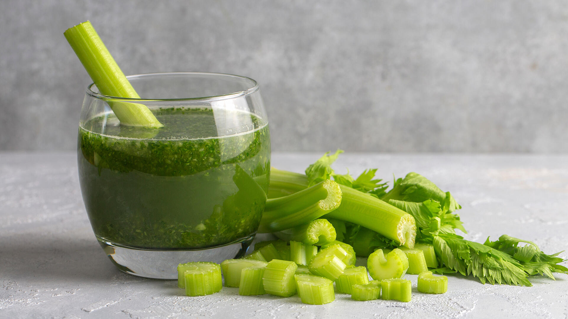Sellerie lässt sich zum Beispiel zu einem gesunden, grünen Smoothie verarbeiten. Sellerie lässt sich zum Beispiel zu einem gesunden, grünen Smoothie verarbeiten.