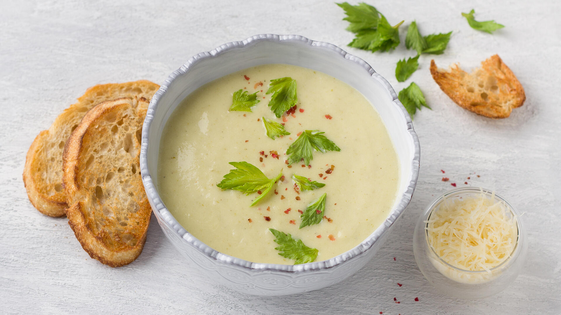 Aus Sellerie kann man auch eine leckere, cremige Suppe zubereiten. Aus Sellerie kann man auch eine leckere, cremige Suppe zubereiten.