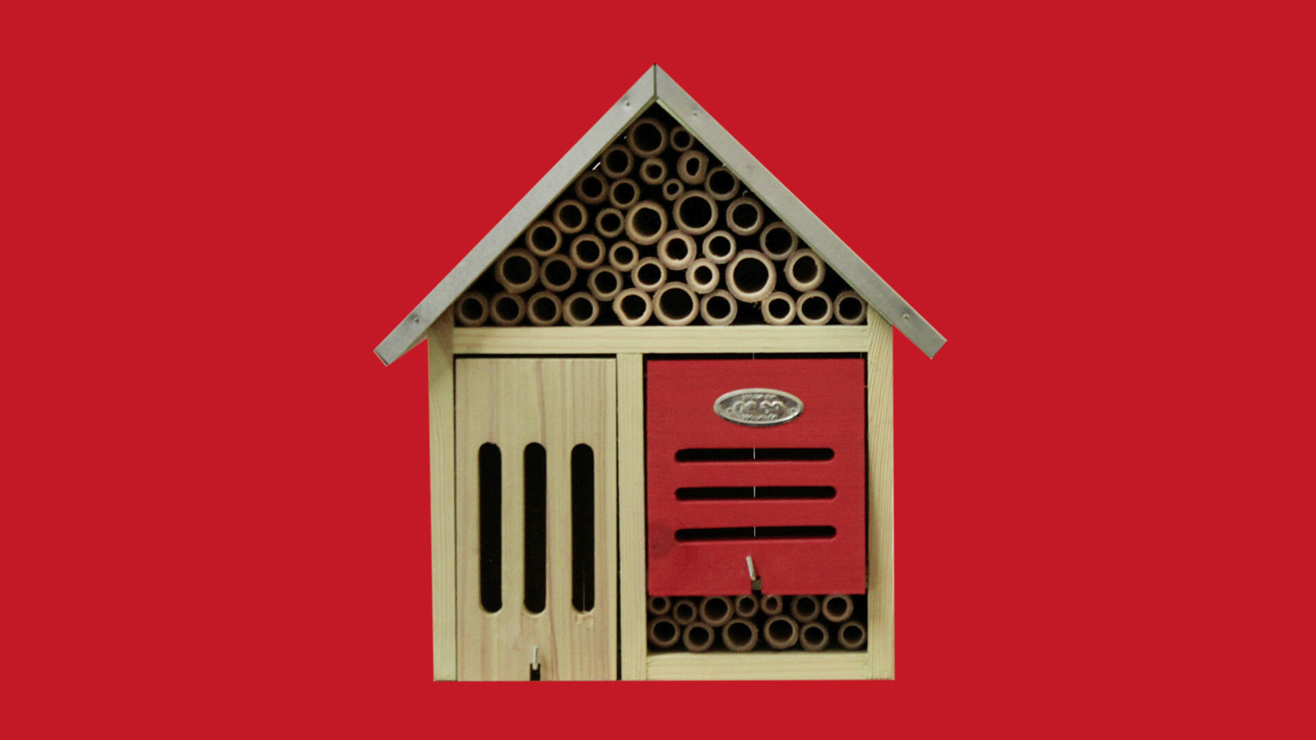 Das Insektenhotel kann nicht überzeugen, da es viel Platz verschwendet. Das Insektenhotel kann nicht überzeugen, da es viel Platz verschwendet.
