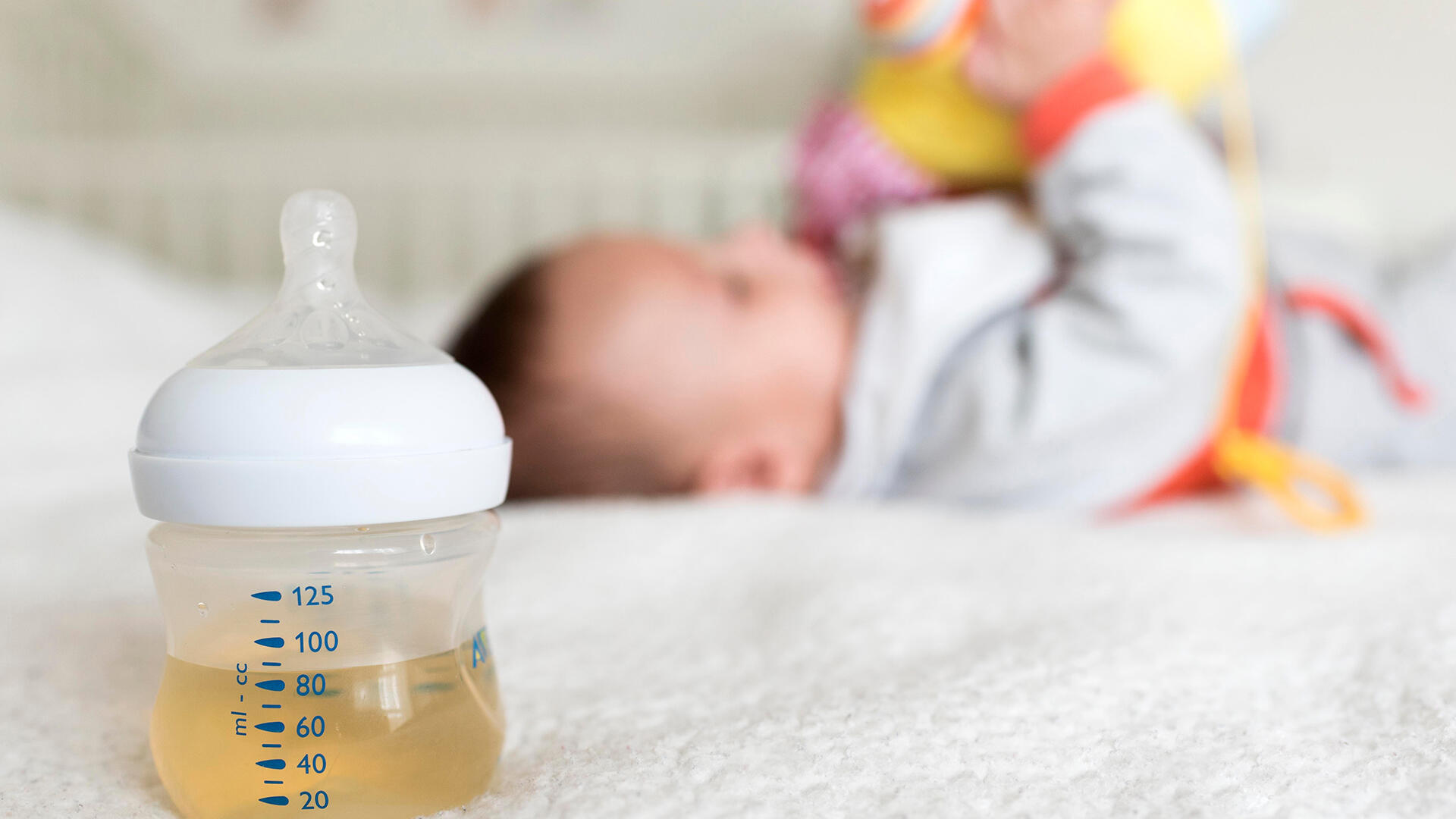 Anfangs brauchen Babys neben Muttermilch oder Ersatznahrung keine zusätzliche Flüssigkeit. Ab dem Beikostalter können Eltern Wasser und Tee anbieten – aber bitte nicht zum Dauernuckeln. Anfangs brauchen Babys neben Muttermilch oder Ersatznahrung keine zusätzliche Flüssigkeit. Ab dem Beikostalter können Eltern Wasser und Tee anbieten – aber bitte nicht zum Dauernuckeln.