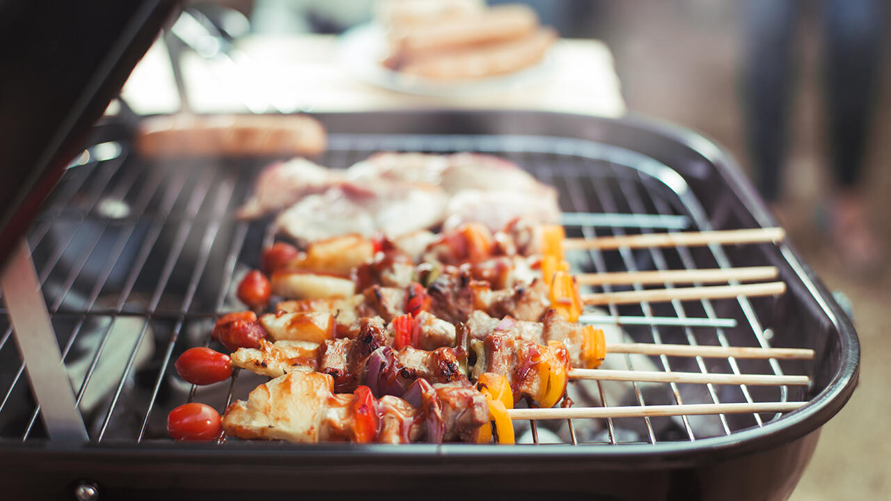 Wir haben Grillkohle und Grillbriketts geprüft. Viele Produkte sind empfehlenswert. Wir haben Grillkohle und Grillbriketts geprüft. Viele Produkte sind empfehlenswert.
