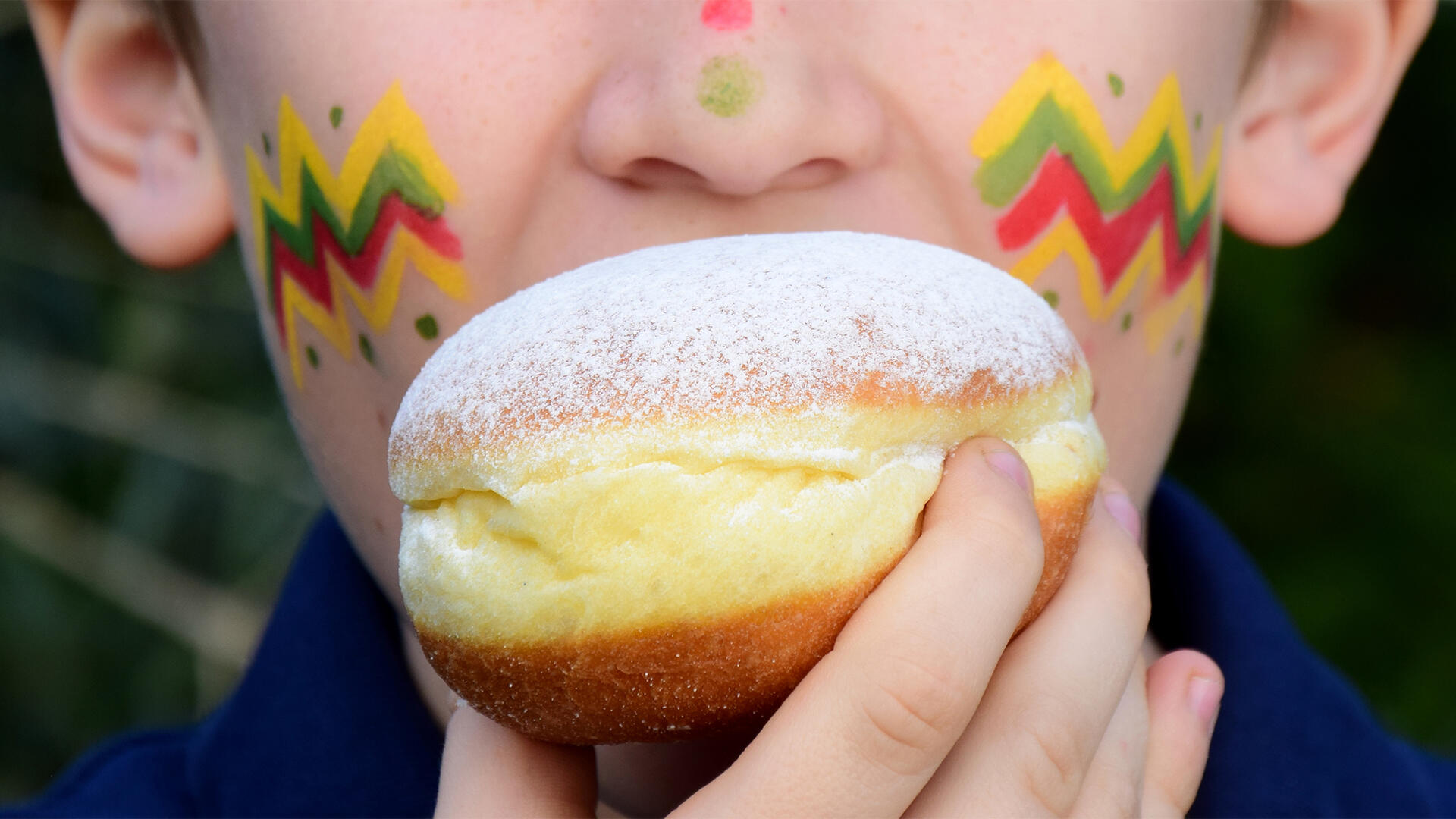 Kaum ein Gebäck weckt so viele Emotionen wie der Berliner. Grund dafür ist heute vor allem seine Bezeichnung, die sich in Deutschland regional stark unterscheidet. Entsprechend beanspruchen viele Regionen auch die Erfindung des Hefegebäcks für sich. Kaum ein Gebäck weckt so viele Emotionen wie der Berliner. Grund dafür ist heute vor allem seine Bezeichnung, die sich in Deutschland regional stark unterscheidet. Entsprechend beanspruchen viele Regionen auch die Erfindung des Hefegebäcks für sich.