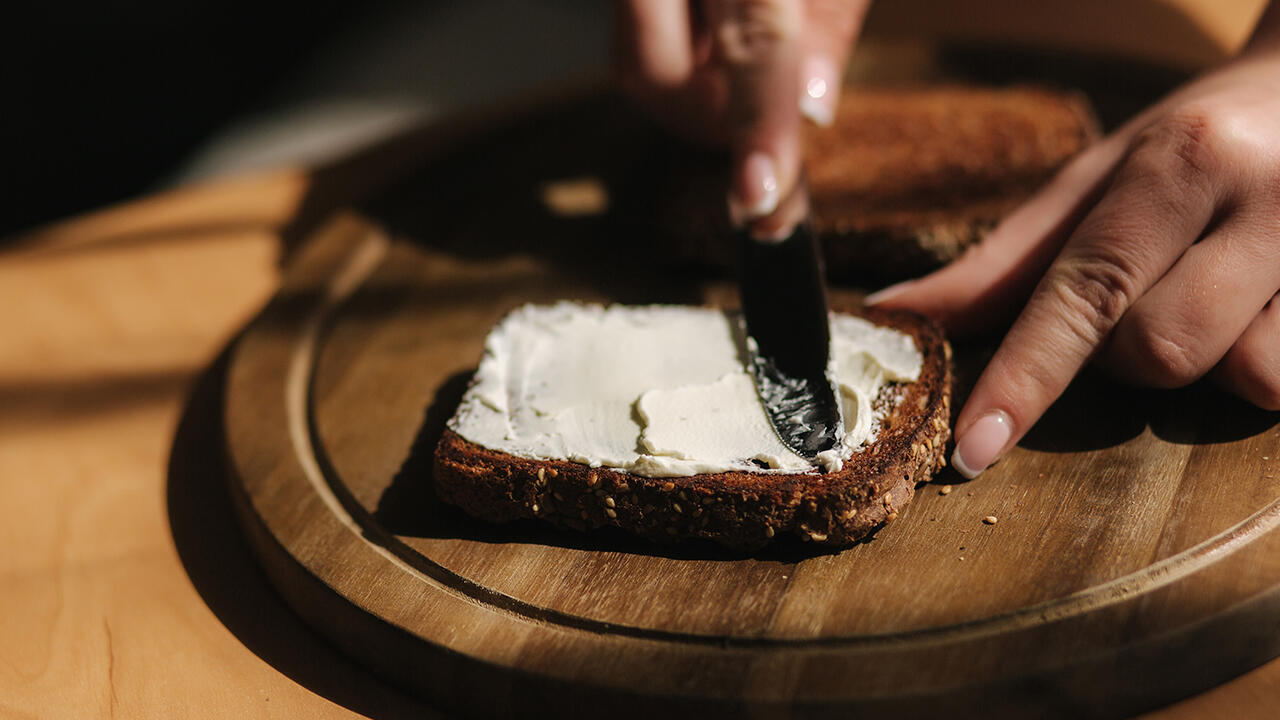 Vegane Butter lässt klassische Margarine nahezu altbacken aussehen. Aber wie steht es um ihre Inhaltsstoffe? Wir haben neun Produkte im Labor prüfen lassen. Vegane Butter lässt klassische Margarine nahezu altbacken aussehen. Aber wie steht es um ihre Inhaltsstoffe? Wir haben neun Produkte im Labor prüfen lassen.
