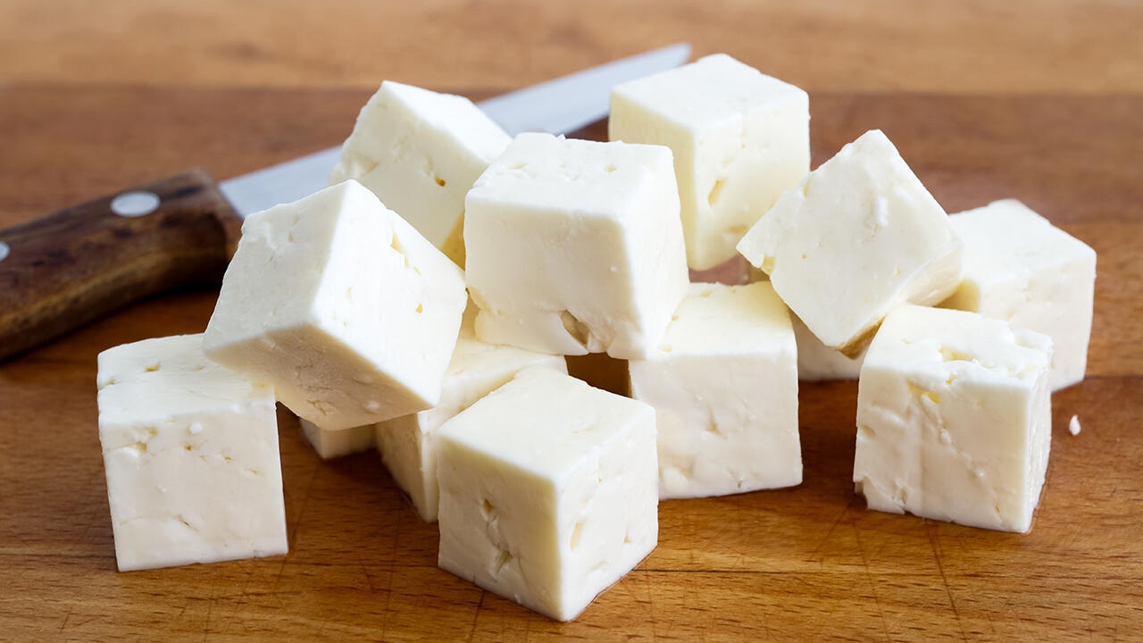 Feta und Schafskäse im Test: Wir haben 41 Produkte überprüft. Im Fokus: Die Inhaltsstoffe und das Tierwohl. Feta und Schafskäse im Test: Wir haben 41 Produkte überprüft. Im Fokus: Die Inhaltsstoffe und das Tierwohl.