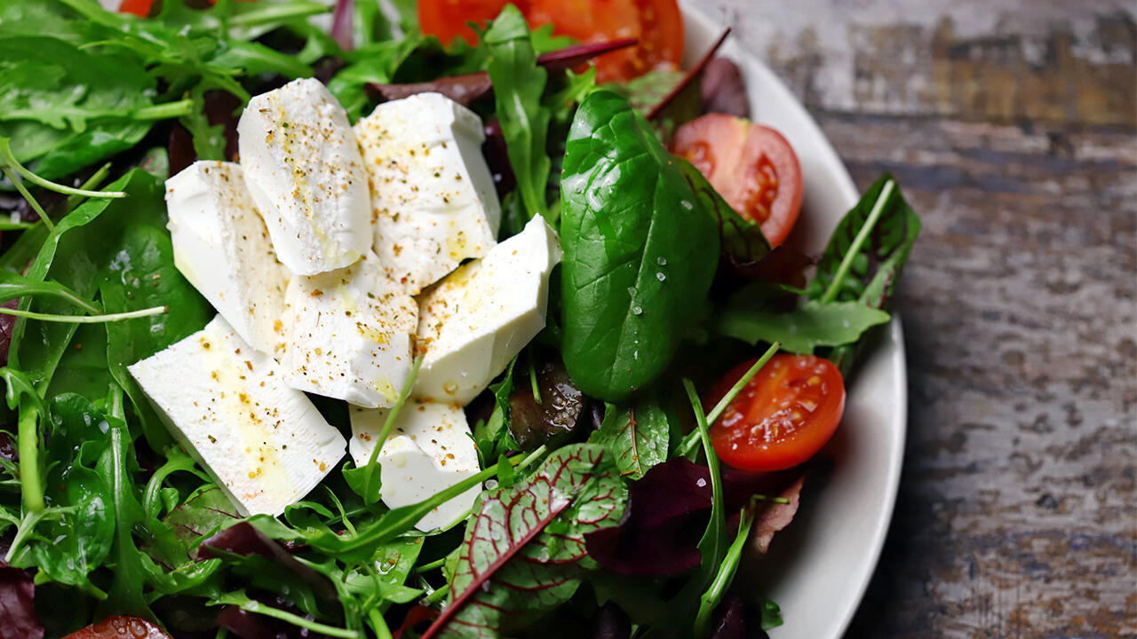 Sind aus der Sommerküche nicht mehr wegzudenken: Feta und Schafskäse. Sind aus der Sommerküche nicht mehr wegzudenken: Feta und Schafskäse.