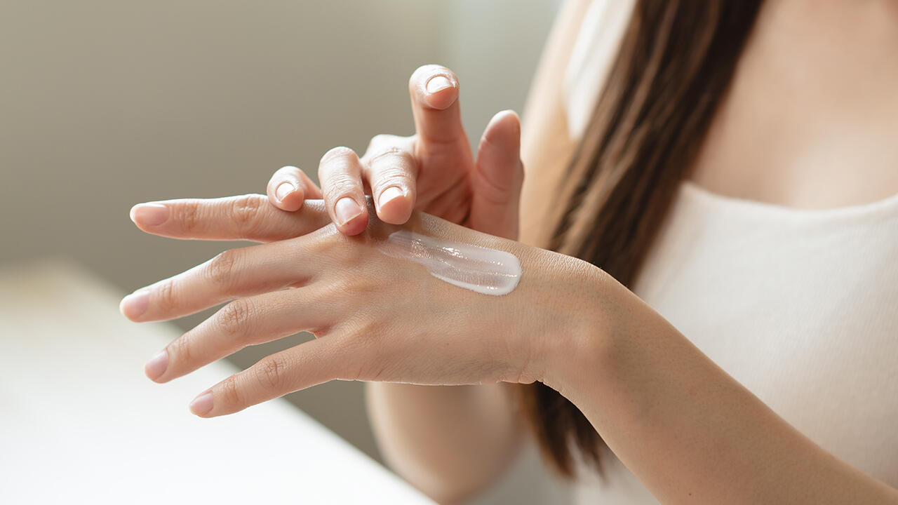 Ob im Winter oder im Sommer: Handcreme hilft dabei, rissige Haut mit Feuchtigkeit zu versorgen und zu pflegen. Ob im Winter oder im Sommer: Handcreme hilft dabei, rissige Haut mit Feuchtigkeit zu versorgen und zu pflegen.