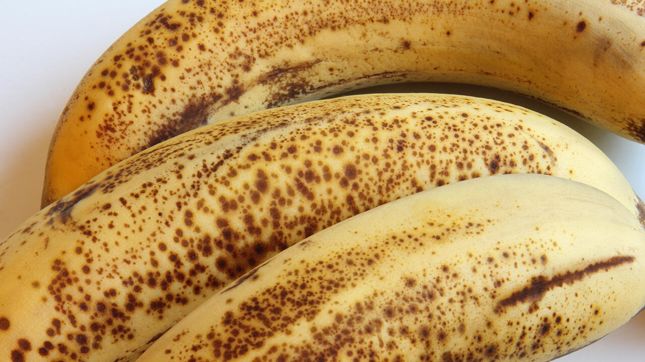 Überreife Bananen sind für die Zubereitung einer Nicecream ideal. Überreife Bananen sind für die Zubereitung einer Nicecream ideal.