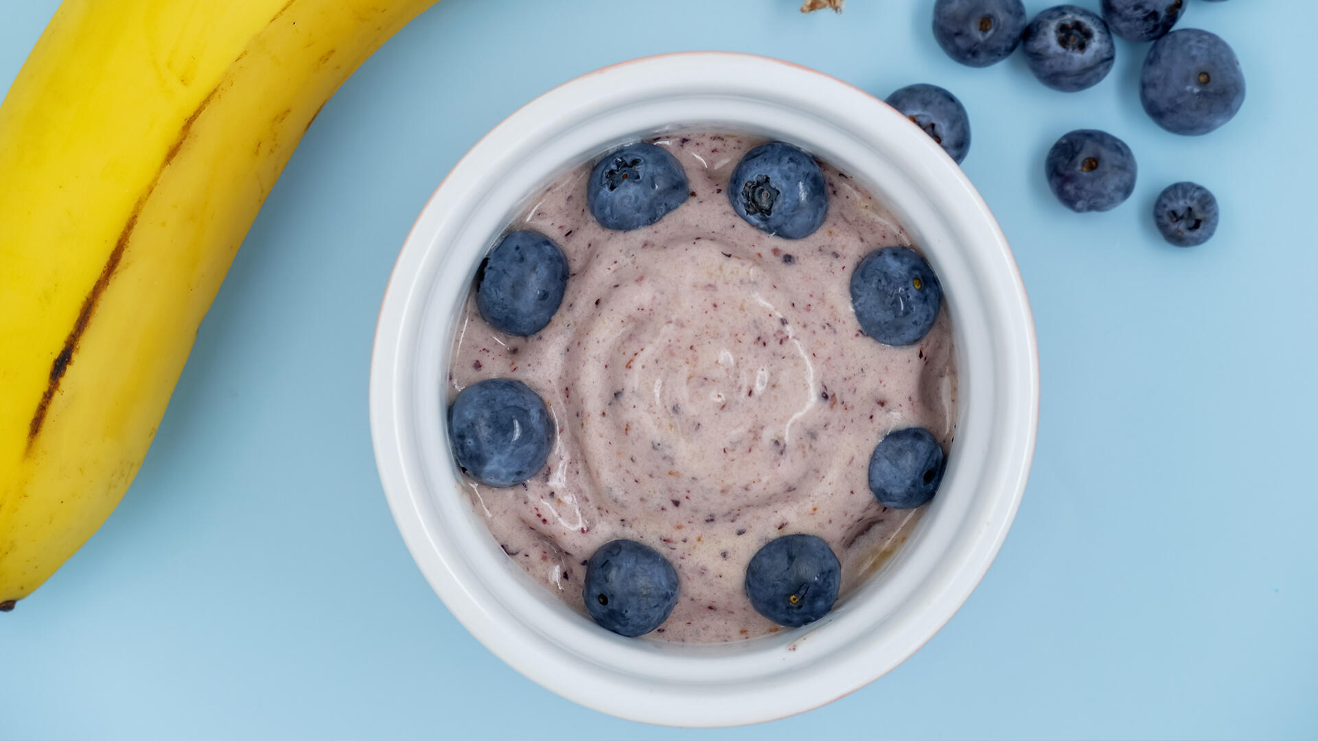 Auch eine Nicecream mit Beeren ist schnell gemacht. Auch eine Nicecream mit Beeren ist schnell gemacht.