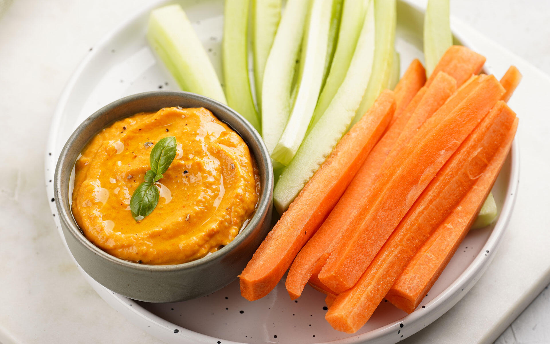 Vegane Mayo macht sich gut in vielen kreativen Dips. Vegane Mayo macht sich gut in vielen kreativen Dips.