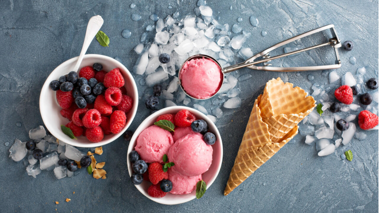 Himbeereis oder -sorbet schmeckt am besten mit ein paar frischen Beeren und Minzblättern. Himbeereis oder -sorbet schmeckt am besten mit ein paar frischen Beeren und Minzblättern.