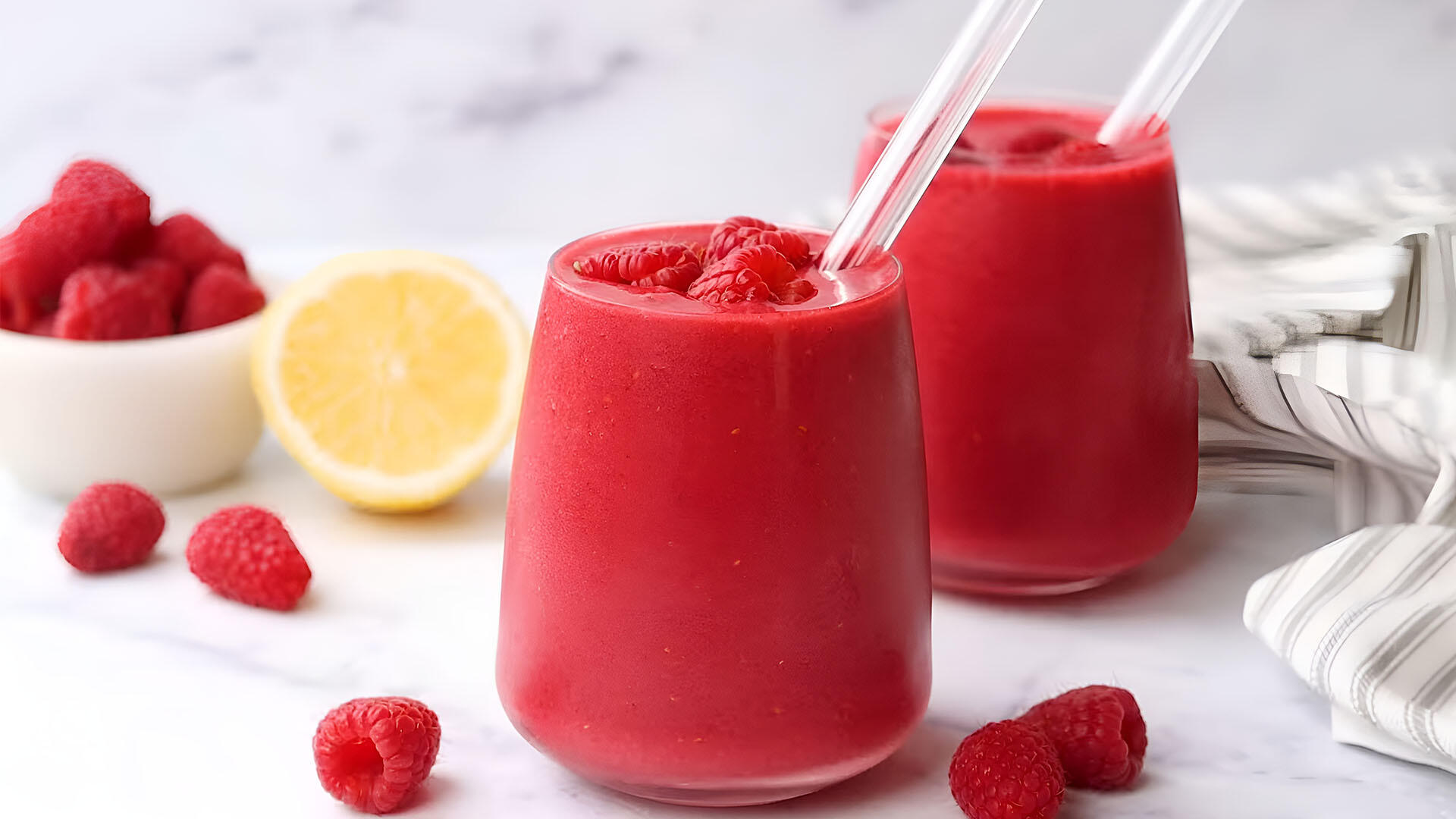 Himbeeren lassen sich auch gut als Smoothie verzehren. Himbeeren lassen sich auch gut als Smoothie verzehren.