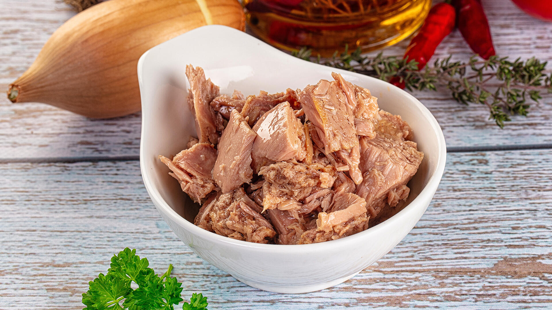 Konservierter Thunfisch lässt sich vielfältig zubereiten und erfreut sich großer Beliebtheit. Doch wie steht es um eine mögliche Belastung mit Quecksilber bzw. Methylquecksilber? Wir haben 29 Produkte darauf untersuchen lassen. Konservierter Thunfisch lässt sich vielfältig zubereiten und erfreut sich großer Beliebtheit. Doch wie steht es um eine mögliche Belastung mit Quecksilber bzw. Methylquecksilber? Wir haben 29 Produkte darauf untersuchen lassen.