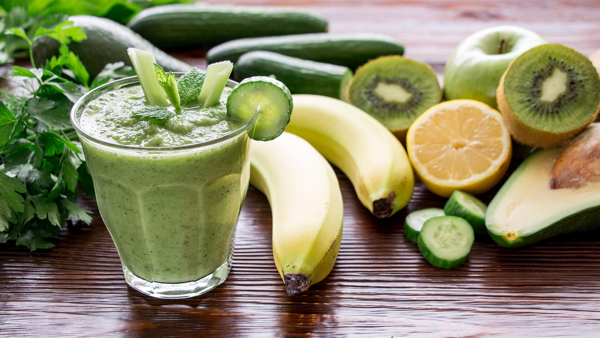 Ob mit Avocado, Gurken, Bananen oder Kiwis: Der Kreativität sind bei der Zubereitung von grünen Smoothies keine Grenzen gesetzt. Ob mit Avocado, Gurken, Bananen oder Kiwis: Der Kreativität sind bei der Zubereitung von grünen Smoothies keine Grenzen gesetzt.