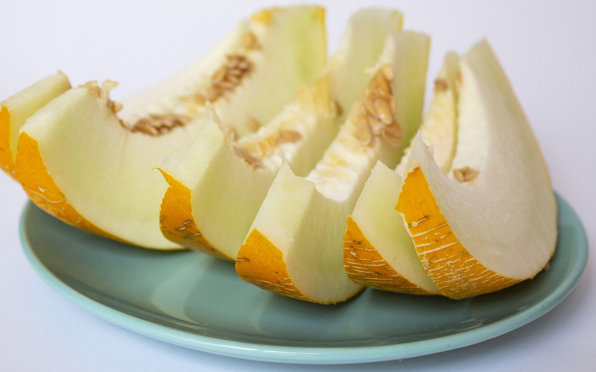 Die Honigmelone ist eine oval geformte Zuckermelone mit glatter, gelblich-grüner Schale und mild-süßem, hellgrünem Fruchtfleisch.