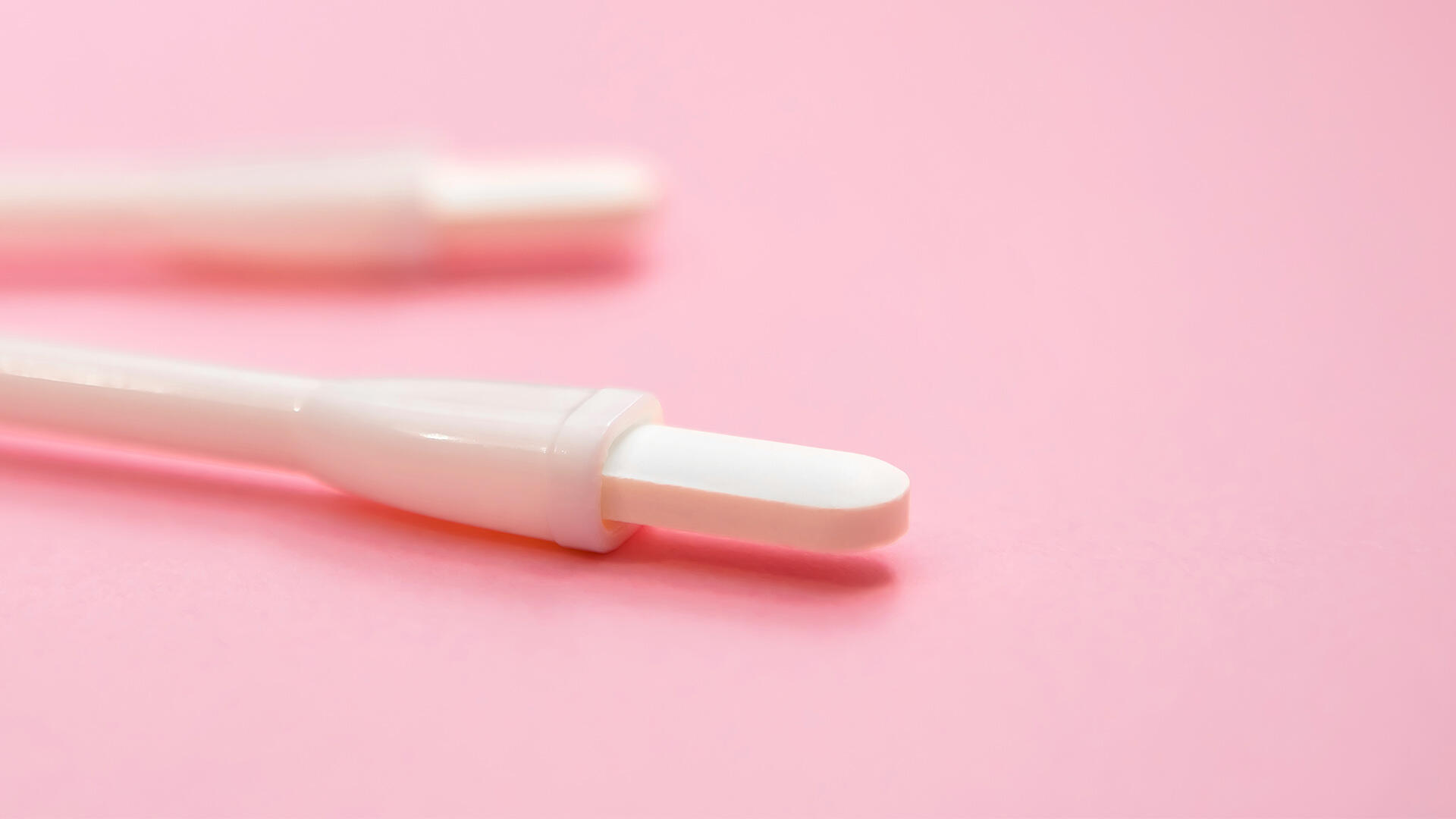 Mit einem Applikator lassen sich Tabletten, Zäpfchen und Creme tiefer in die Scheide einbringen. Schwangere sollten jedoch auf das Hilfsmittel verzichten. Mit einem Applikator lassen sich Tabletten, Zäpfchen und Creme tiefer in die Scheide einbringen. Schwangere sollten jedoch auf das Hilfsmittel verzichten.