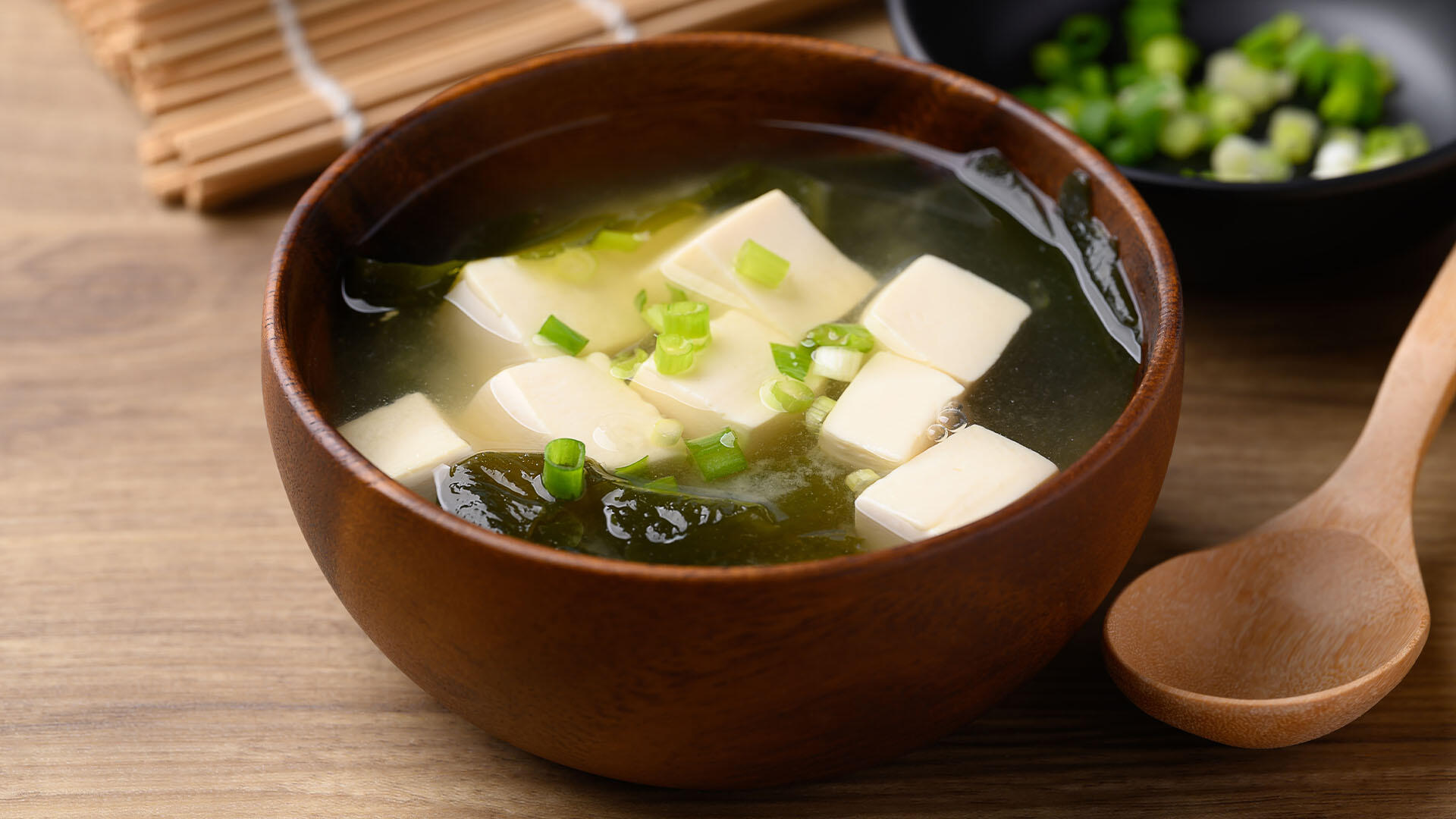 Miso-Suppen lassen sich mit eingefrorenen Frühlingszwiebeln verfeinern. Miso-Suppen lassen sich mit eingefrorenen Frühlingszwiebeln verfeinern.