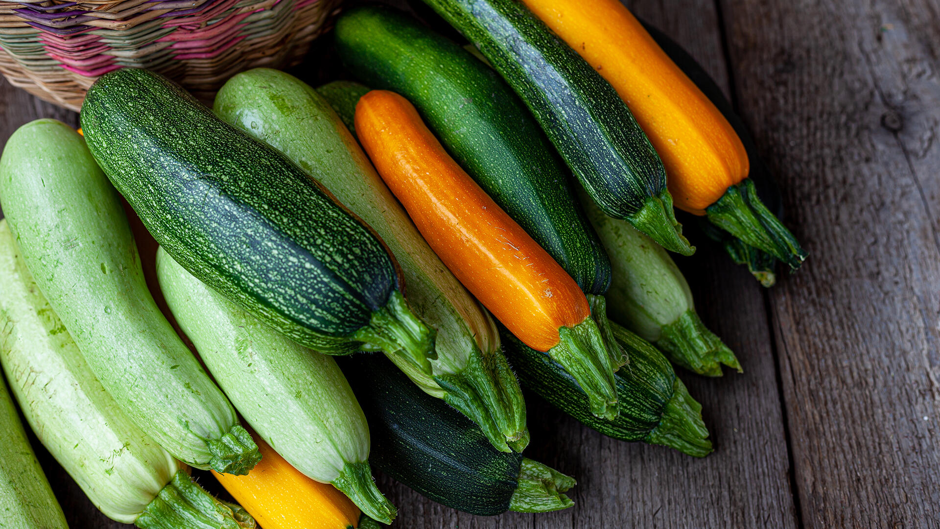 Zucchini gibt es in vielen verschiedenen Farben und Formen.