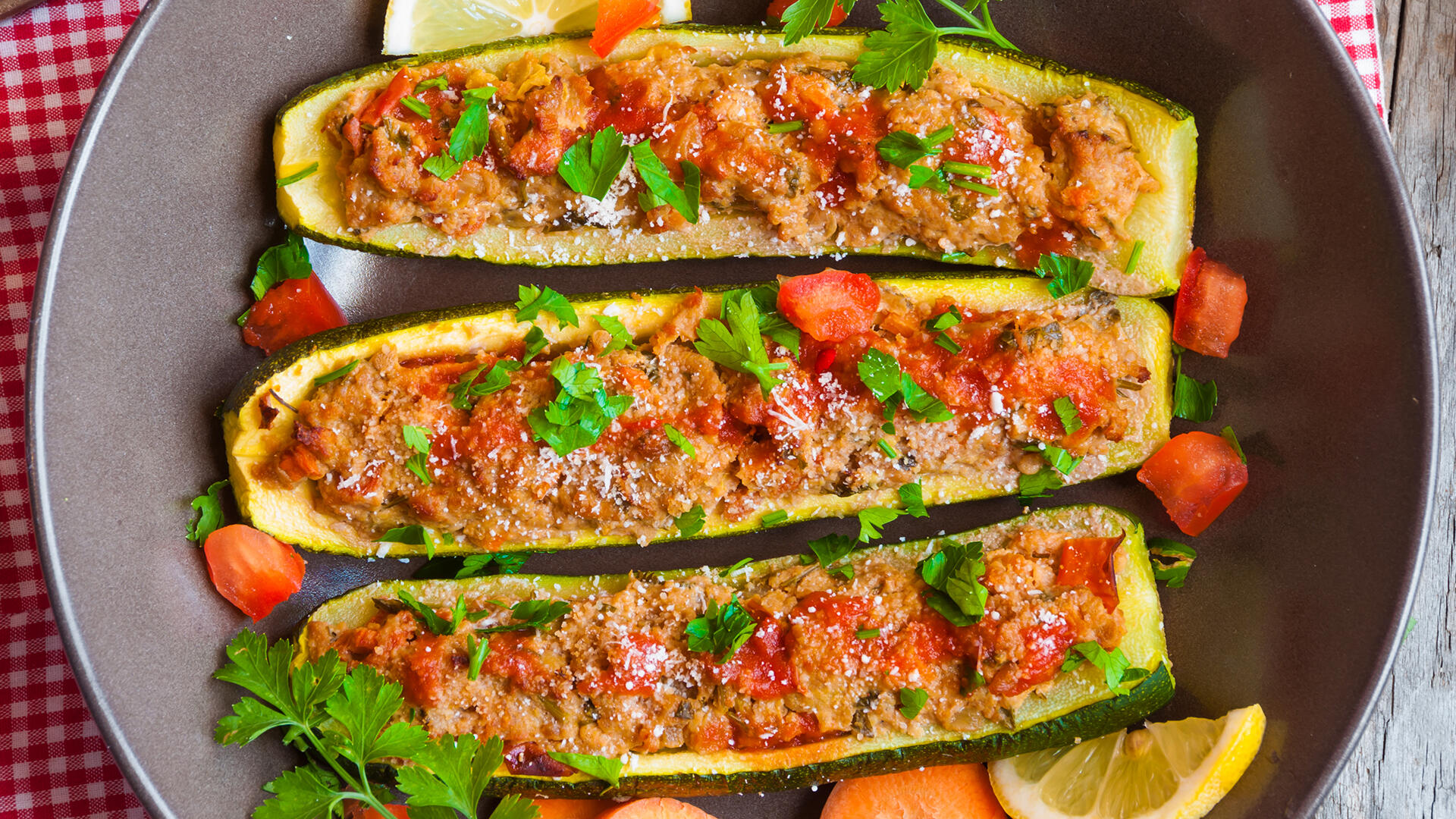 Gefüllte Zucchini sind schnell zubereitet und lassen sich vielfältig variieren.