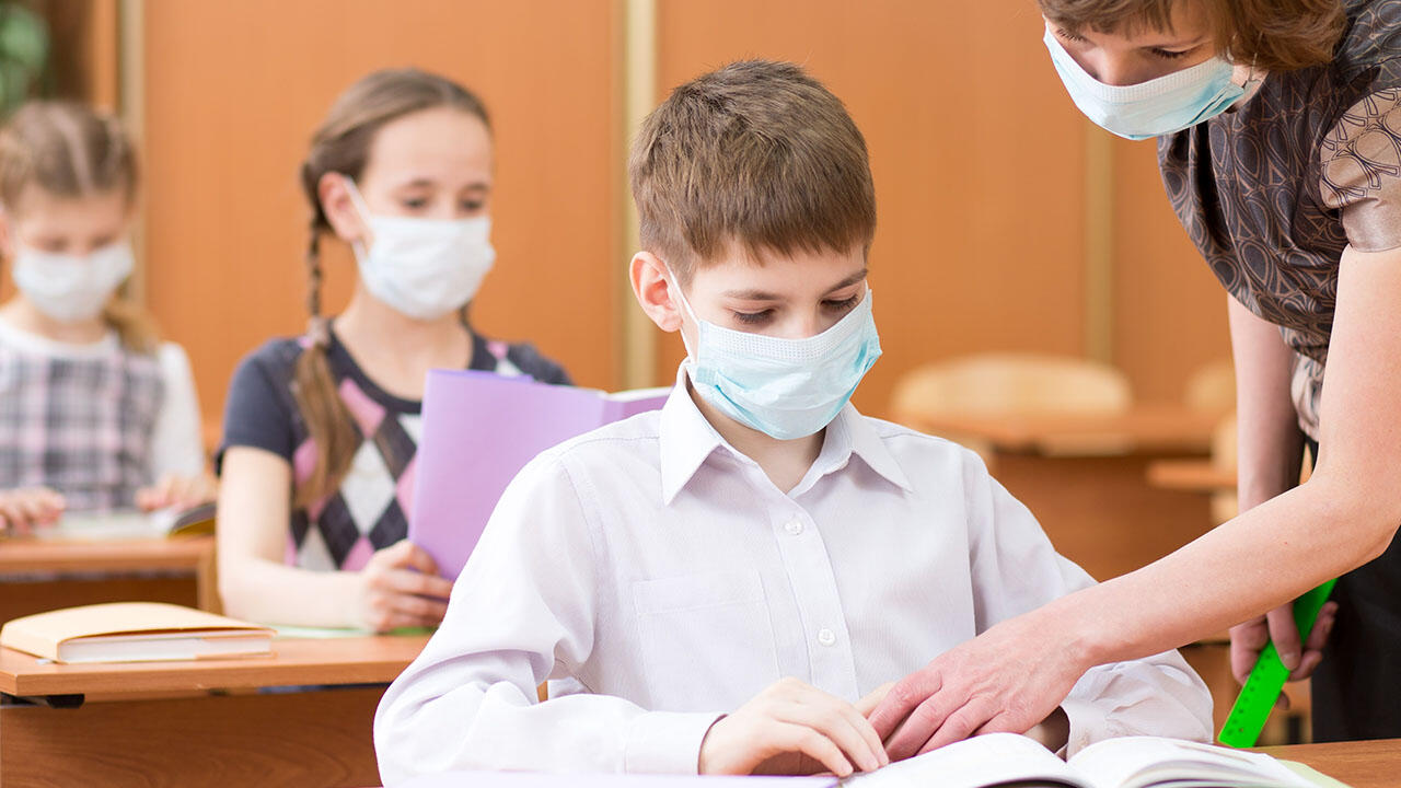 Schulen setzen in den Wintermonaten bei der Corona-Bekämpfung vermehrt auf Luftfilter. Schulen setzen in den Wintermonaten bei der Corona-Bekämpfung vermehrt auf Luftfilter.
