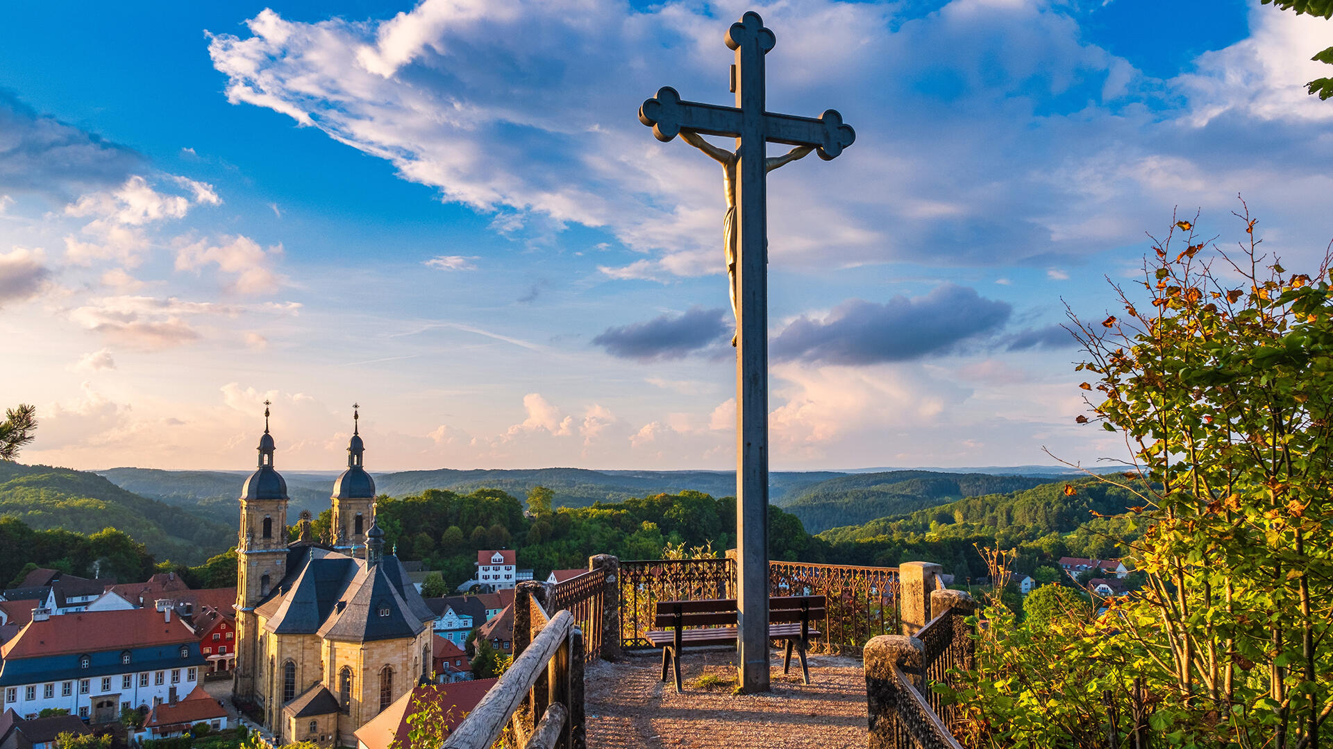 Ausgangspunkt für die täglichen Wanderungen in der Fränkischen Schweiz ist die idyllische Gemeinde Gößweinstein. Ausgangspunkt für die täglichen Wanderungen in der Fränkischen Schweiz ist die idyllische Gemeinde Gößweinstein.