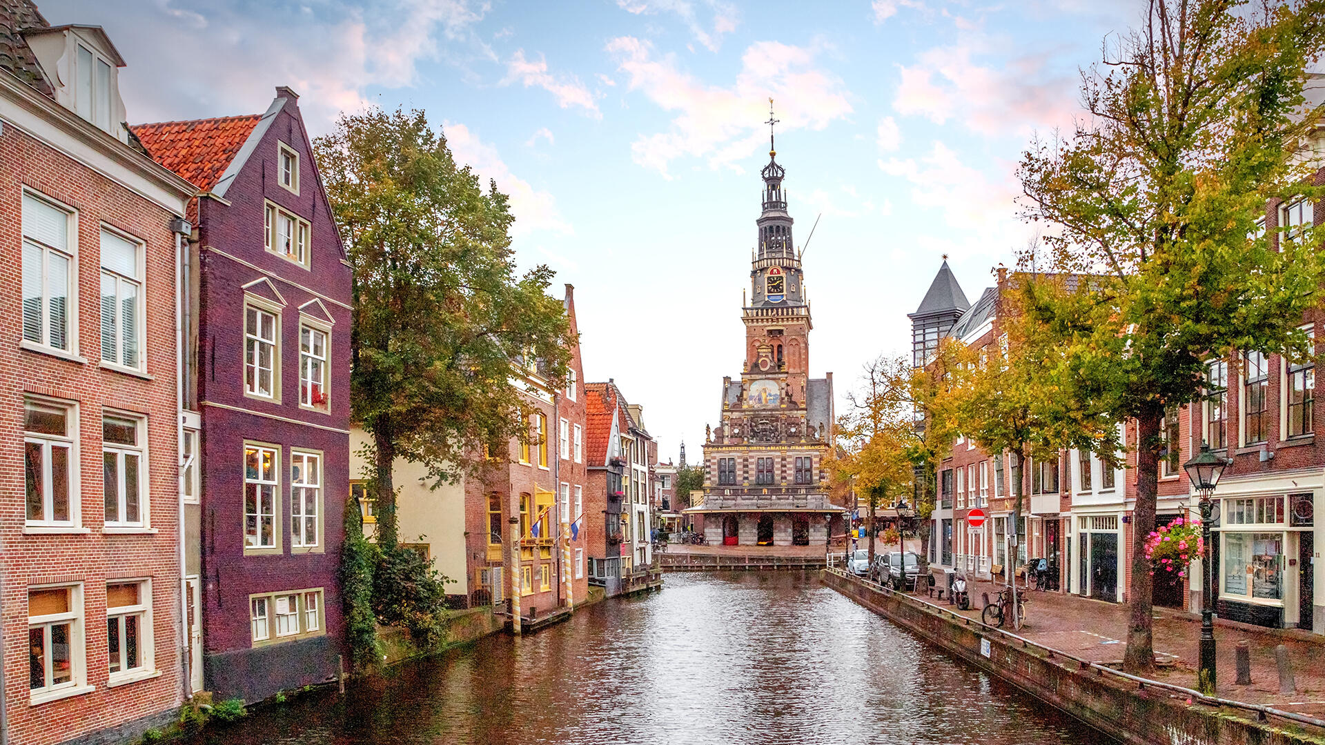Die niederländische Kleinstadt Alkmaar bietet eine malerische Kulisse.