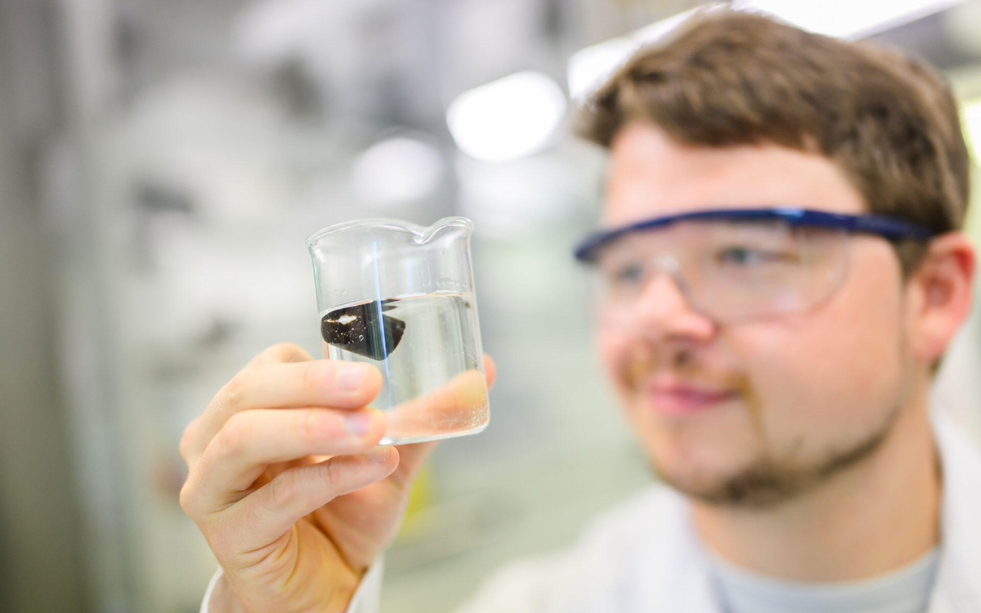 Dennis Kollofrath, wissenschaftlicher Mitarbeiter am Institut für Anorganische Chemie, zeigt ein Hydrogel in einem Reagenzglas. Ein Forschungsteam der Leibniz Universität Hannover hat ein sogenanntes Shuttle-Gel entwickelt, das Mikroplastik aus Gewässern aufnehmen und abbauen kann.