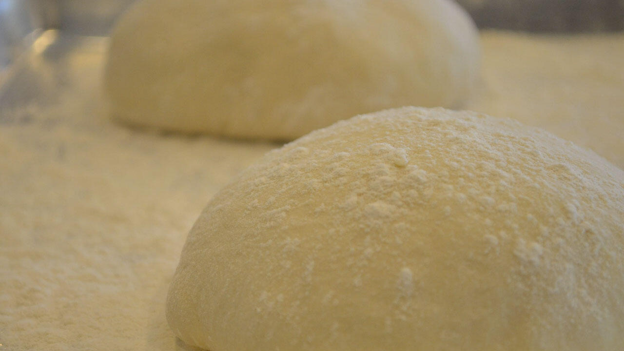 Pizzateig schnell selber machen: mit etwas Übung kein Problem. Pizzateig schnell selber machen: mit etwas Übung kein Problem.
