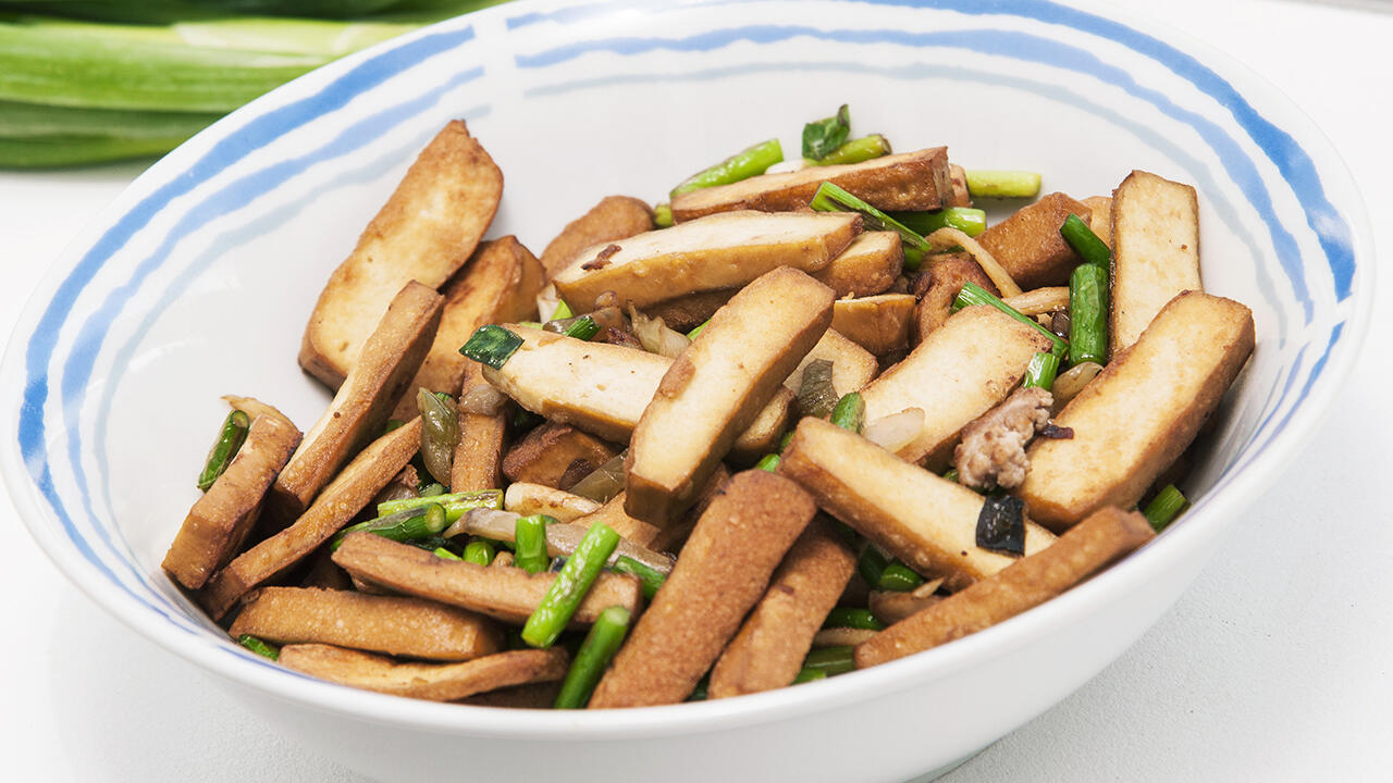 Räuchertofu ist ein gesunder Fleischersatz. Aber wie steht es um Schadstoffe? Wir haben 18 Räuchertofus getestet. Räuchertofu ist ein gesunder Fleischersatz. Aber wie steht es um Schadstoffe? Wir haben 18 Räuchertofus getestet.