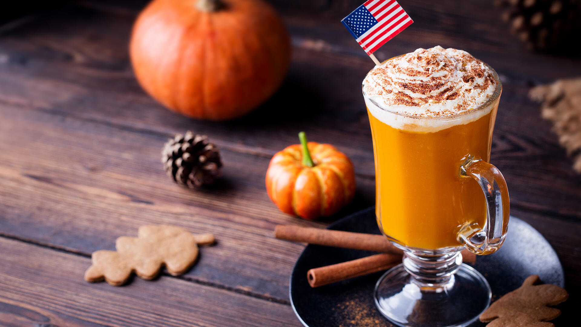 Der Pumkin Spice Latte stammt ursprünglich aus den USA, erfreut sich aber heute weltweiter Beliebtheit. Der Pumkin Spice Latte stammt ursprünglich aus den USA, erfreut sich aber heute weltweiter Beliebtheit.