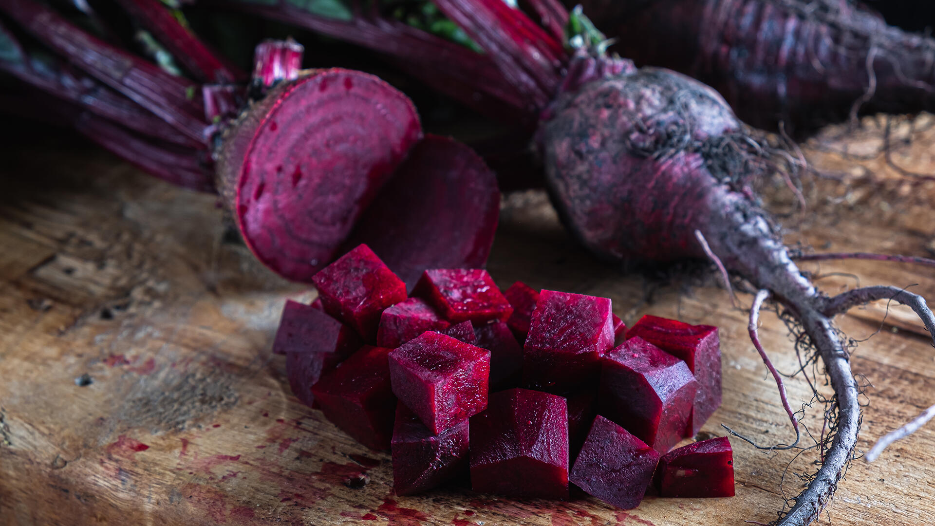 Die Rote Bete kann mit vielen gesunden Nährstoffen punkten und lässt sich vielfältig zubereiten. Die Rote Bete kann mit vielen gesunden Nährstoffen punkten und lässt sich vielfältig zubereiten.