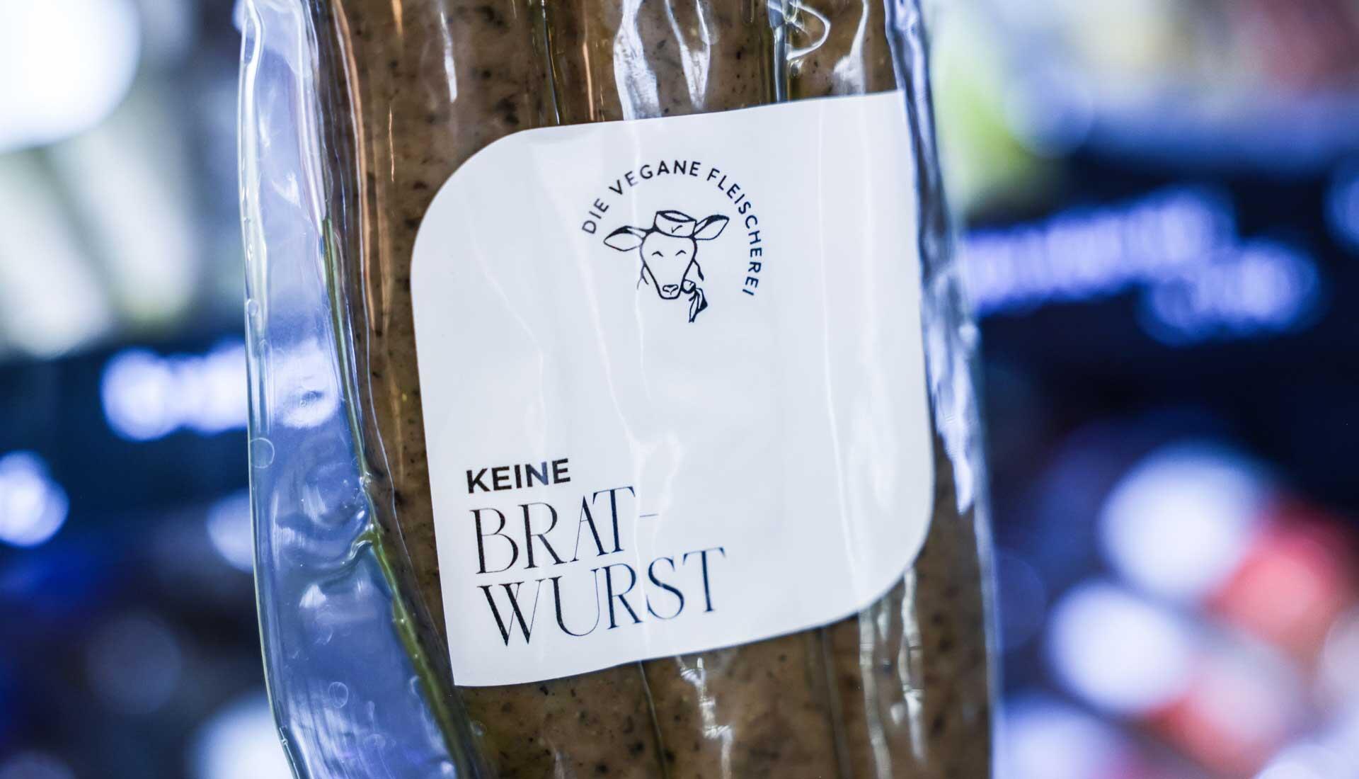 Vegane Bratwurst liegt in der Veganen Metzgerei in der Auslage.
