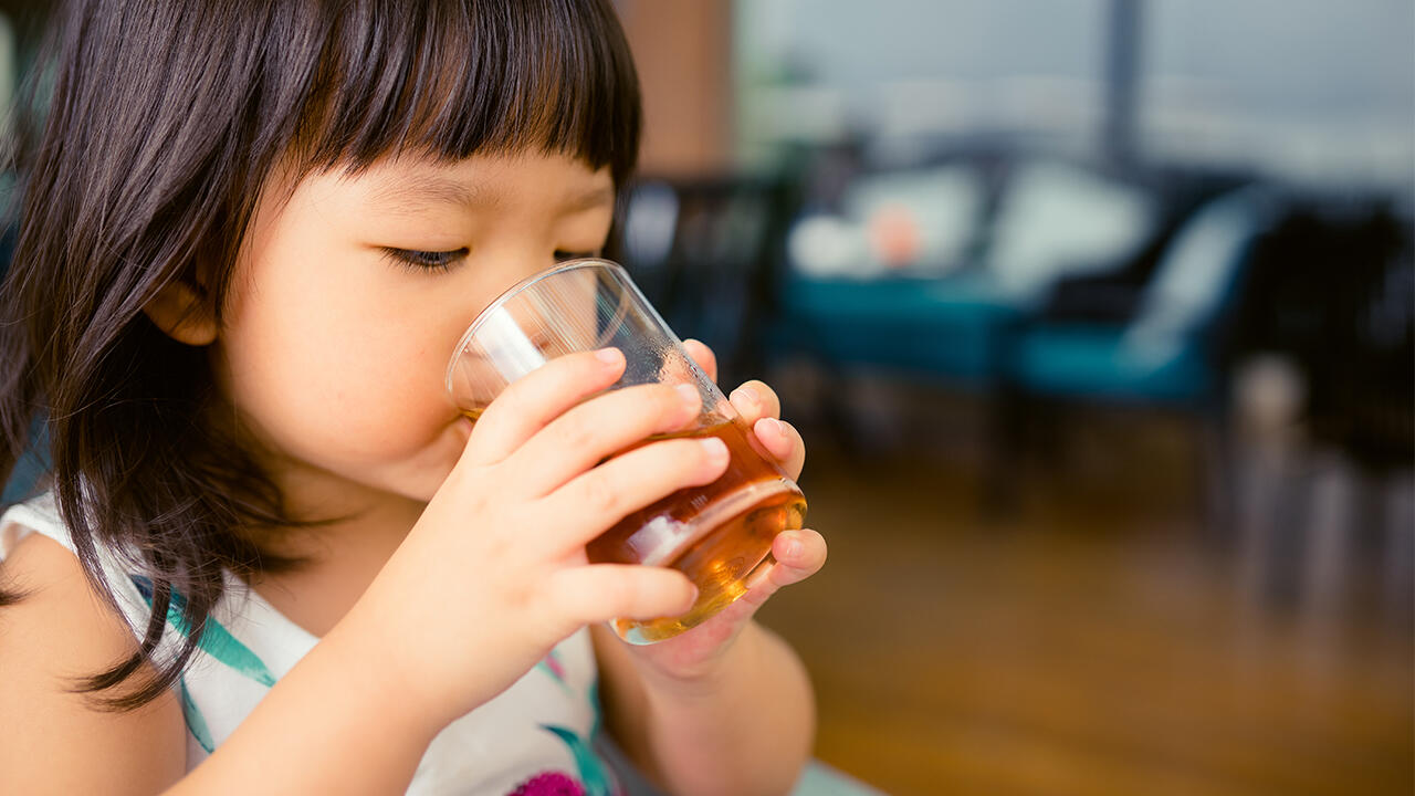 Apfelsaft im Test: Wir haben insgesamt 25 naturtrübe Direktsäfte überprüfen lassen. Apfelsaft im Test: Wir haben insgesamt 25 naturtrübe Direktsäfte überprüfen lassen.