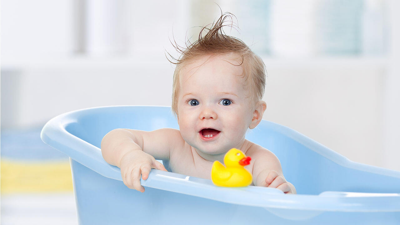 Ob Badewanne oder Badeeimer, wichtig ist, was dem Baby gefällt.