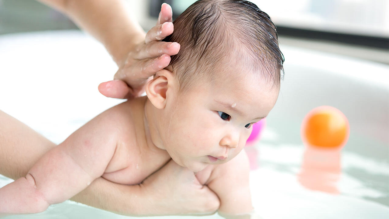 Manche Babys baden lieber in der Bauchlage. Manche Babys baden lieber in der Bauchlage.