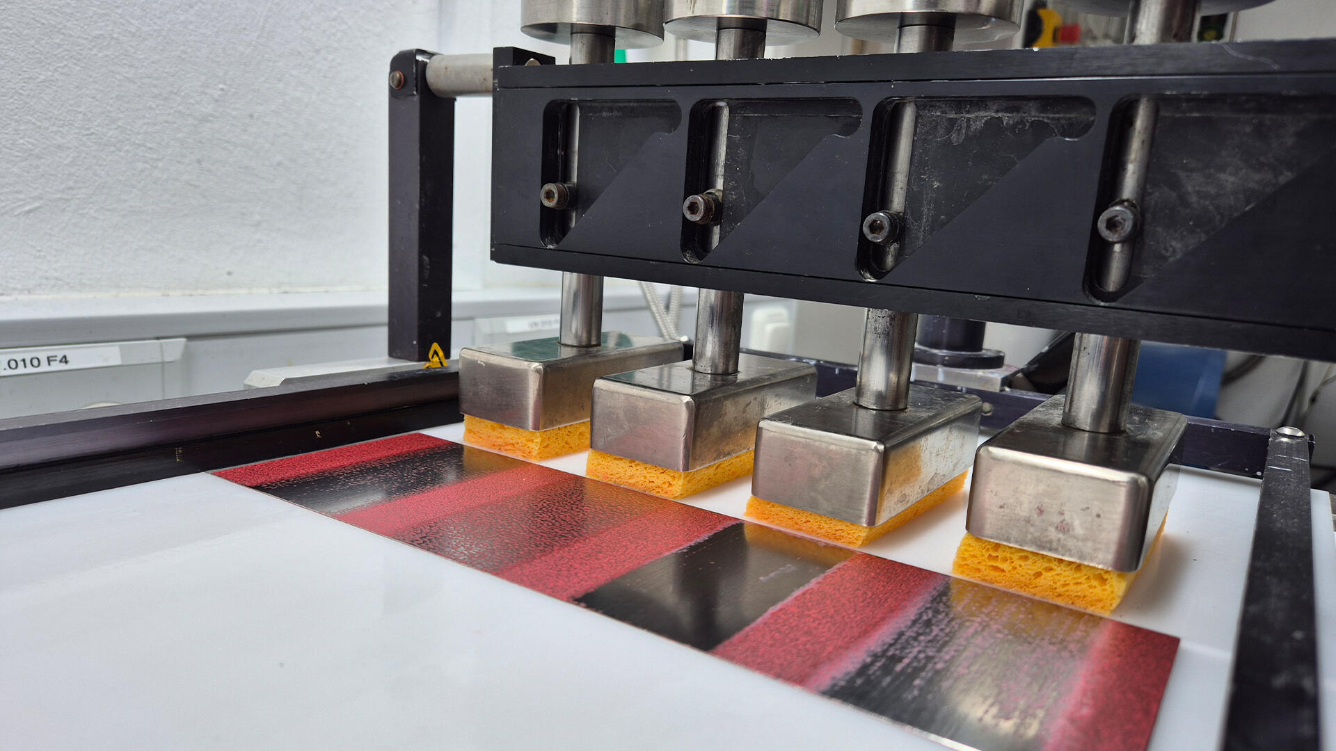 Im standardisierten Praxistest wischte eine Maschine mit in Spüllösung getränkten Schwämmen über eine fettig verschmutzte Edelstahlplatte. Danach beurteilten die Prüfer das Ergebnis. Im standardisierten Praxistest wischte eine Maschine mit in Spüllösung getränkten Schwämmen über eine fettig verschmutzte Edelstahlplatte. Danach beurteilten die Prüfer das Ergebnis.