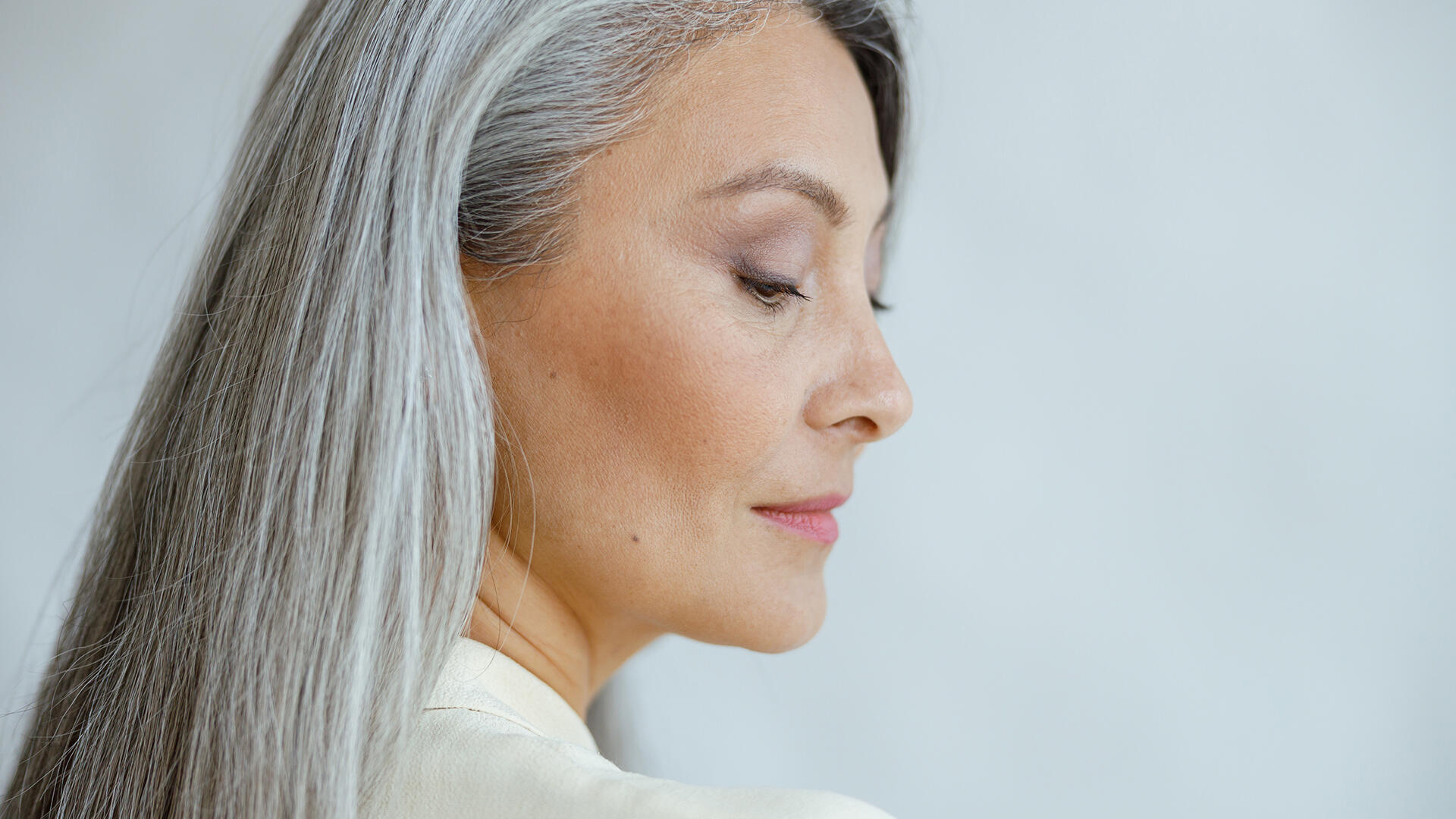 Silbershampoo soll unschönen Gelbstich neutralisieren. Aber welche Produkte sind empfehlenswert? Wir haben 20 Silbershampoos untersucht. Silbershampoo soll unschönen Gelbstich neutralisieren. Aber welche Produkte sind empfehlenswert? Wir haben 20 Silbershampoos untersucht.
