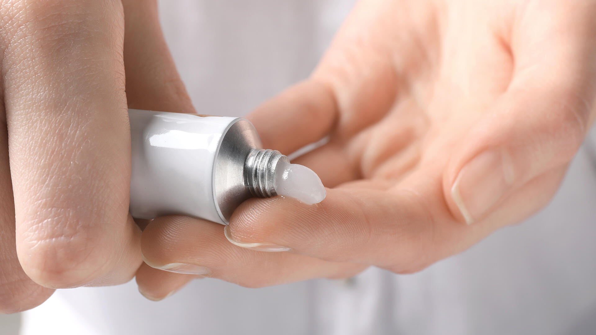 Schmerzsalbe unbedingt für Kinder unzugänglich aufbewahren – und in der Regel bei maximal 25 Grad. 