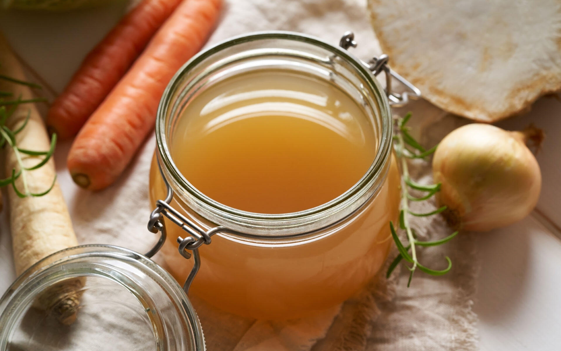 Selbst gemachter Fond schmeckt nicht nur sehr lecker, sondern dient auch der Resteverwertung.